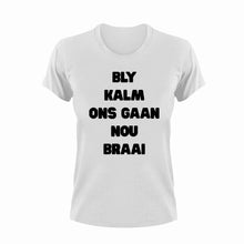 Load image into Gallery viewer, Bly Kalm Ons Gaan Nou Braai Afrikaans T-Shirt
