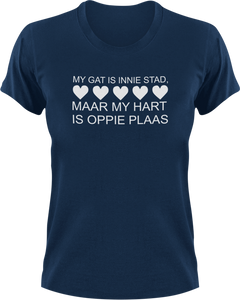 My Gat Is Innie Stad Maar My Hart Is Oppie Plaas Afrikaans T-Shirtafrikaans, boer, City, hart, heart, house, huis, Ladies, Mens, Plaas, stad, Unisex