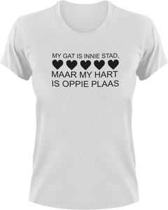 My Gat Is Innie Stad Maar My Hart Is Oppie Plaas Afrikaans T-Shirtafrikaans, boer, City, hart, heart, house, huis, Ladies, Mens, Plaas, stad, Unisex